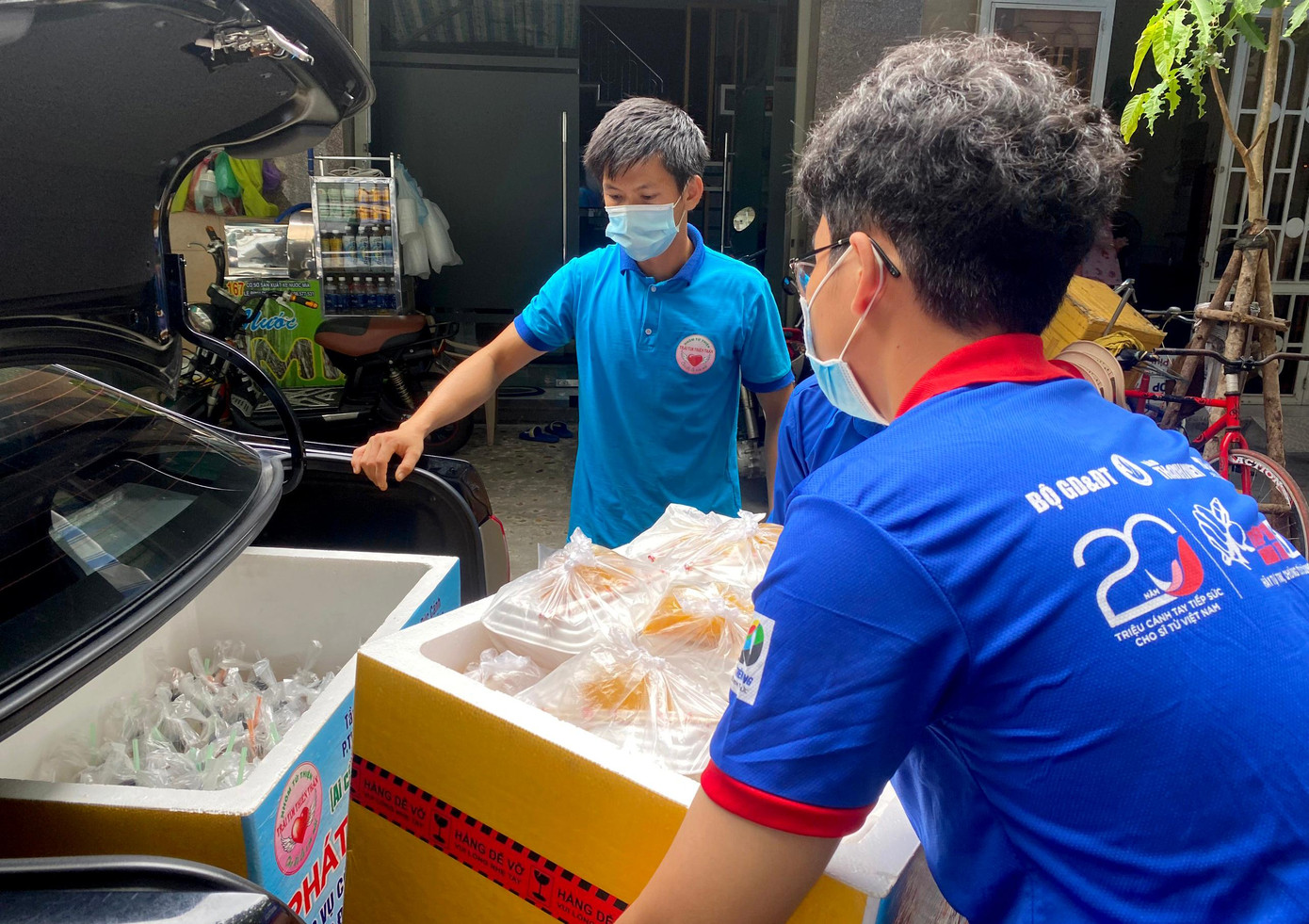 Sau khi kết thúc thời gian làm bài của buổi thi đầu tiên, nhóm tình nguyện viên nhanh chóng vận chuyển toàn bộ các suất cơm lên xe và &quot;ship&quot; đến điểm thi THPT Võ Chí Công.