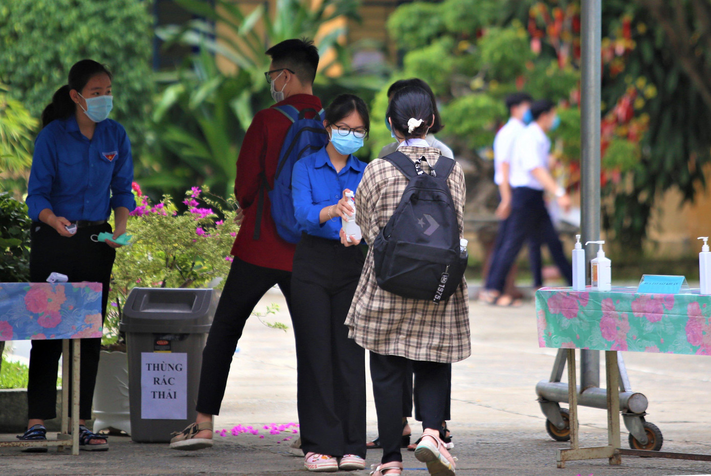 Trong kì thi năm nay, tình nguyện viên Tiếp sức mùa thi tại các điểm thi chủ yếu hỗ trợ công tác đo thân nhiệt, nhắc nhở thí sinh sát khuẩn tay, đổi khẩu trang trước khi vào điểm thi; nhắc nhở các thí sinh thực hiện tốt thông điệp 5K của Bộ Y tế...