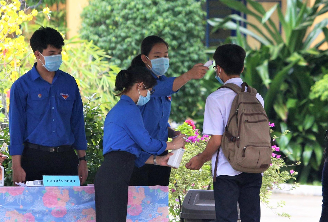 Trước đó, thông qua các kênh thông tin, chương trình Tiếp sức mùa thi của Đà Nẵng đã triển khai hoạt động tư vấn trực tuyến các thông tin về kì thi, điểm thi; tiếp nhận thông tin hỗ trợ thí sinh; hỗ trợ công tác lấy mẫu xét nghiệm SARS-CoV-2 cho toàn bộ thí sinh và cán bộ làm công tác thi; tặng quà và hỗ trợ thí sinh người Cơ Tu ôn tập, chuẩn bị cho kì thi…