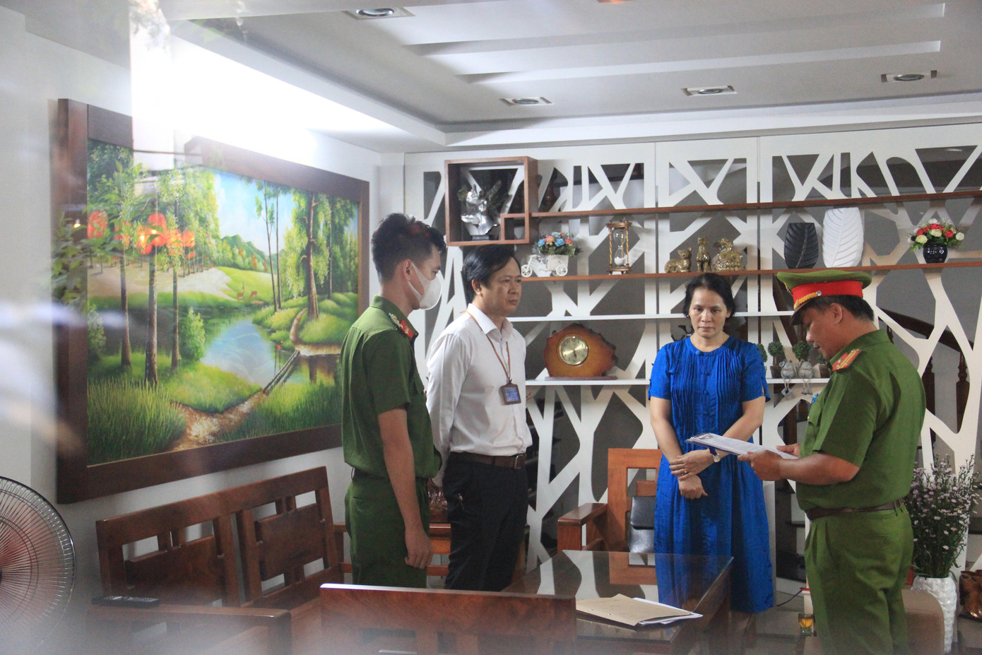 Công an TP Đà Nẵng đọc lệnh bắt ông Tôn Thất Thạnh. Ảnh: Giang Thanh Công an TP Đà Nẵng đọc lệnh bắt ông Tôn Thất Thạnh. Ảnh: Giang Thanh