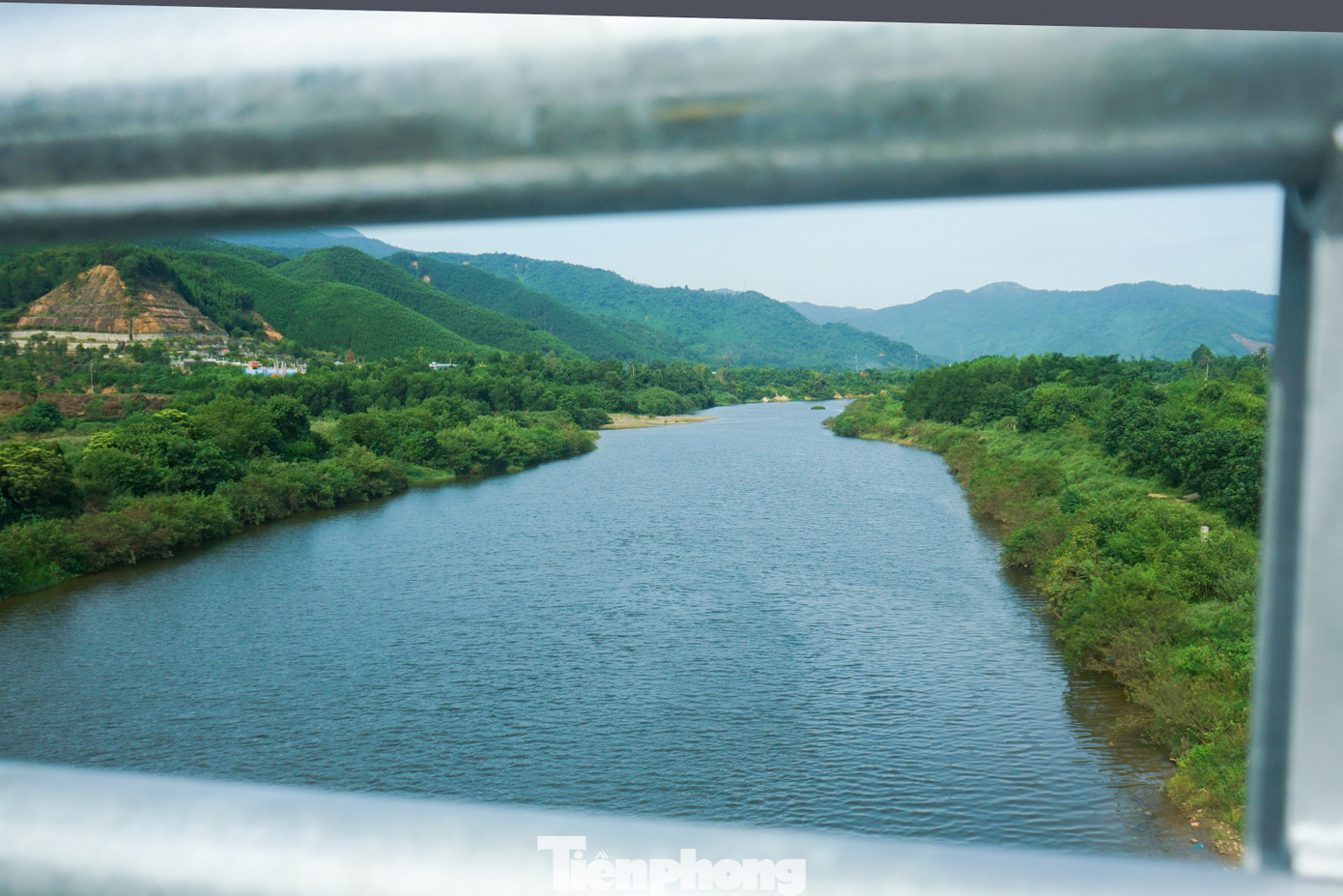 Cầu vắt ngang sông Cu Đê với cảnh sắc đẹp, xanh mướt.