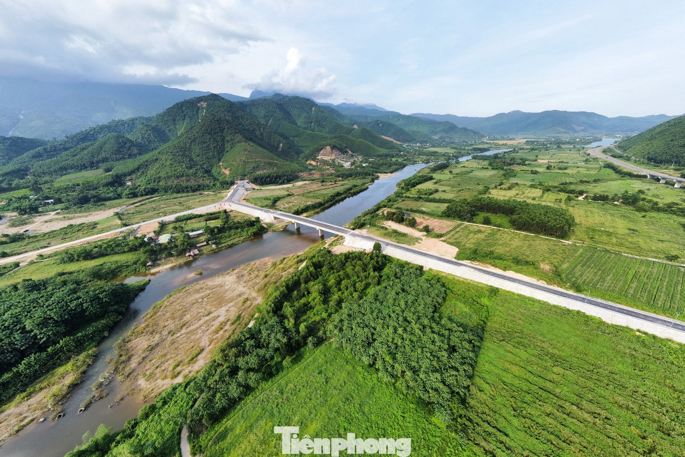 Ngày 28/8, UBND TP. Đà Nẵng tổ chức thông xe tuyến đường giao thông kết nối giữa đường tỉnh lộ ĐT.601 và thôn Lộc Mỹ (xã Hòa Bắc, huyện Hòa Vang). Tuyến đường có tổng mức đầu tư 93 tỷ đồng.