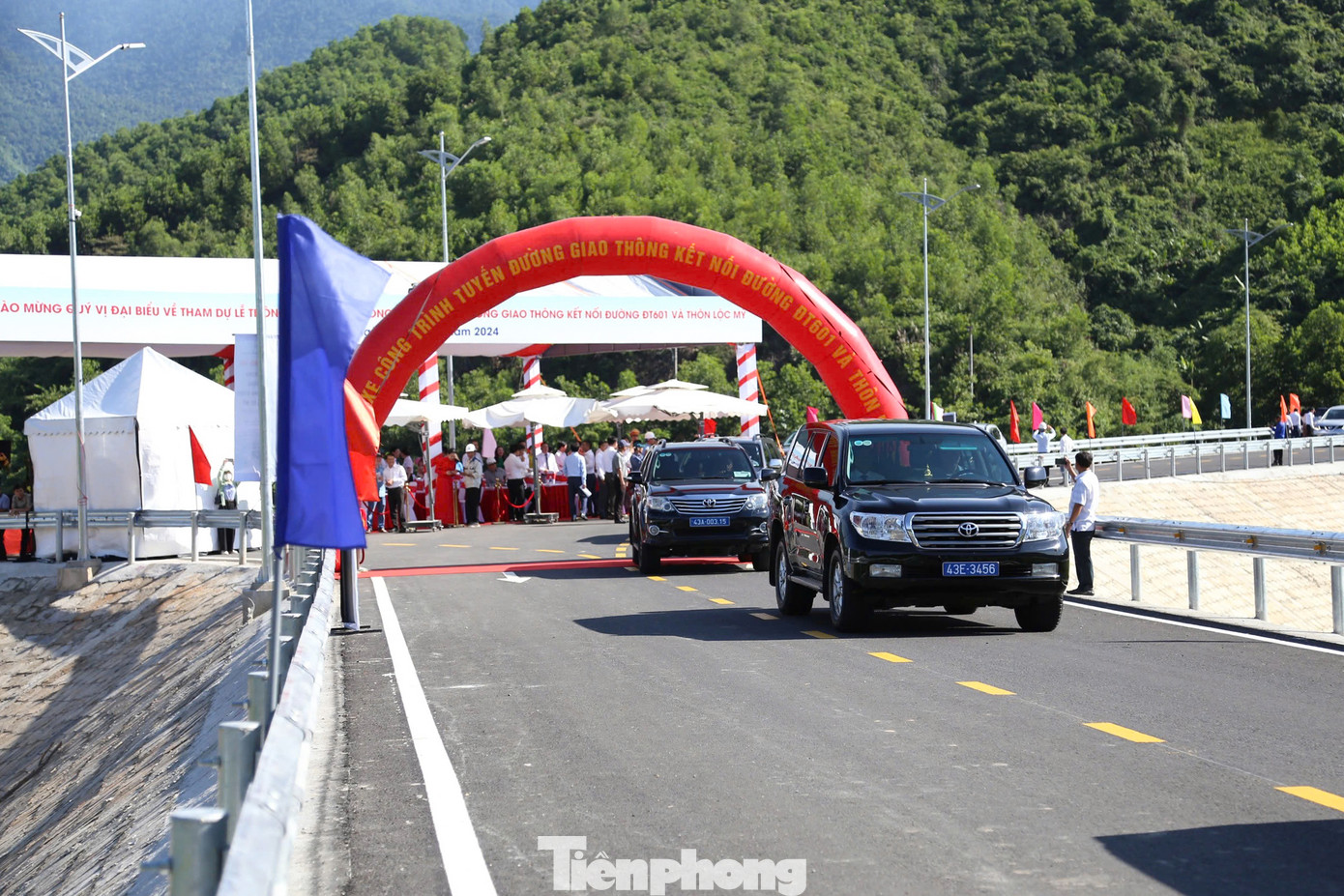 “Đây là tuyến đường giải quyết cơ bản vấn đề giao thông trong công tác cứu hộ cứu nạn mùa mưa lũ, rút ngắn khoảng cách đi trung tâm xã Hòa Bắc, góp phần thúc đẩy phát triển kinh tế - xã hội địa phương”, ông Chinh nói.