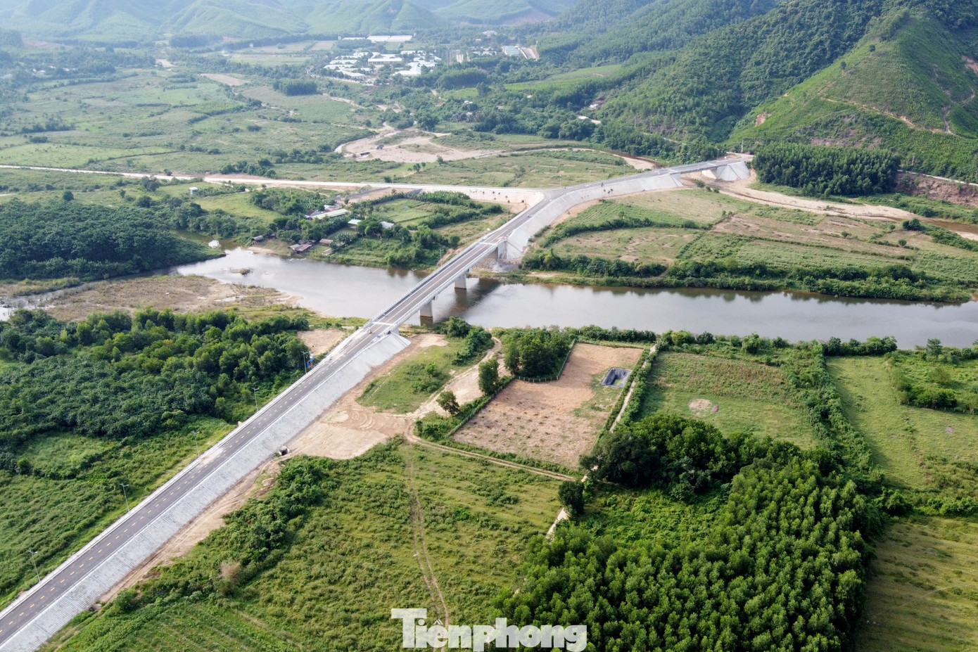 Tuyến đường là công trình giao thông cấp III do BQL Dự án đầu tư xây dựng các công trình giao thông Đà Nẵng làm chủ đầu tư, quản lý dự án, tư vấn giám sát. Nhà thầu thi công là liên danh Công ty TNHH Đầu tư xây dựng DACINCO – Công ty Xây dựng công trình 510.