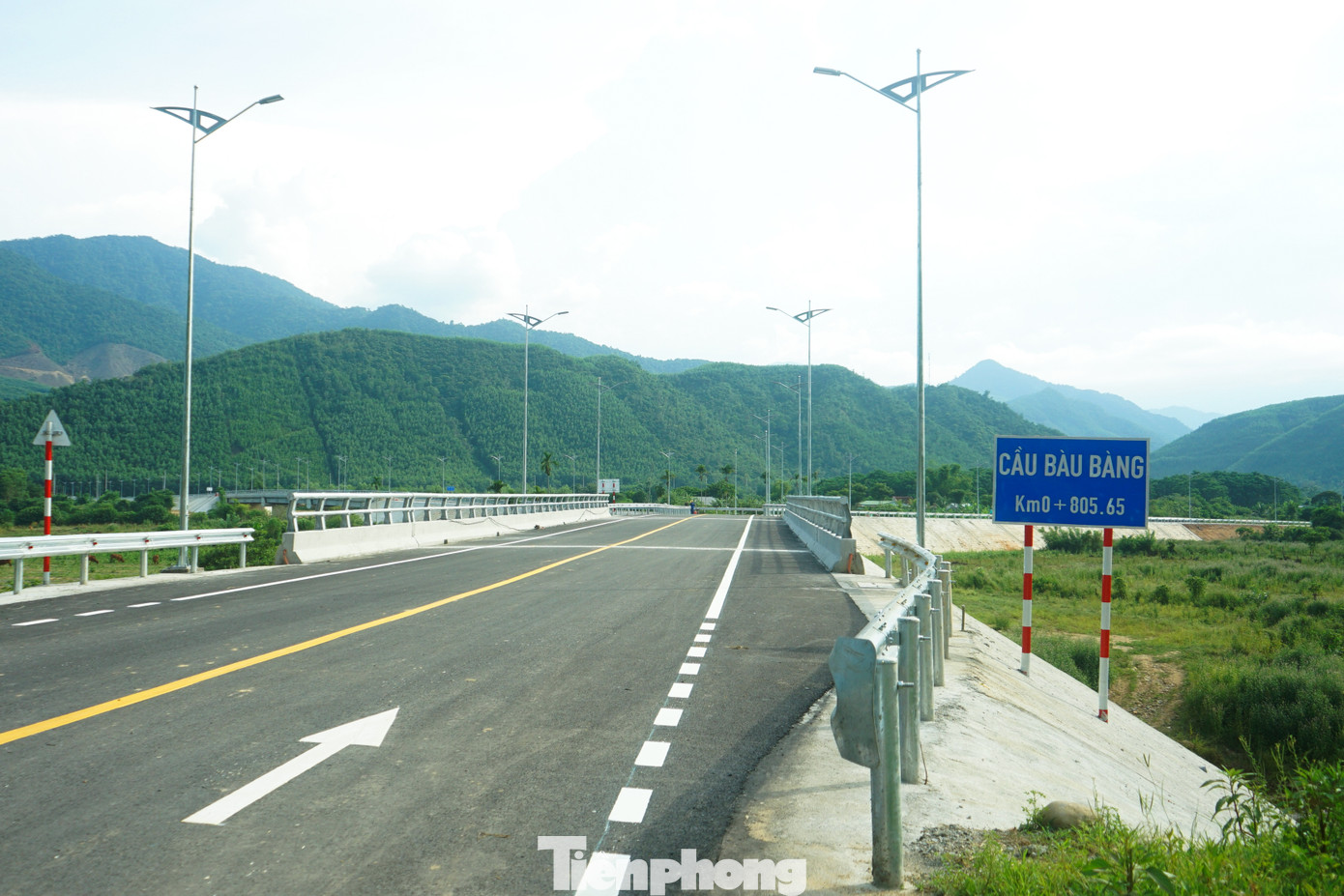 Cầu qua suối Bàu Bàng có chiều dài hơn 38m, gồm 1 nhịp dầm. Mặt cầu có phần xe chạy rộng 7,5m; phần bộ hành mỗi bên rộng 1,5m.