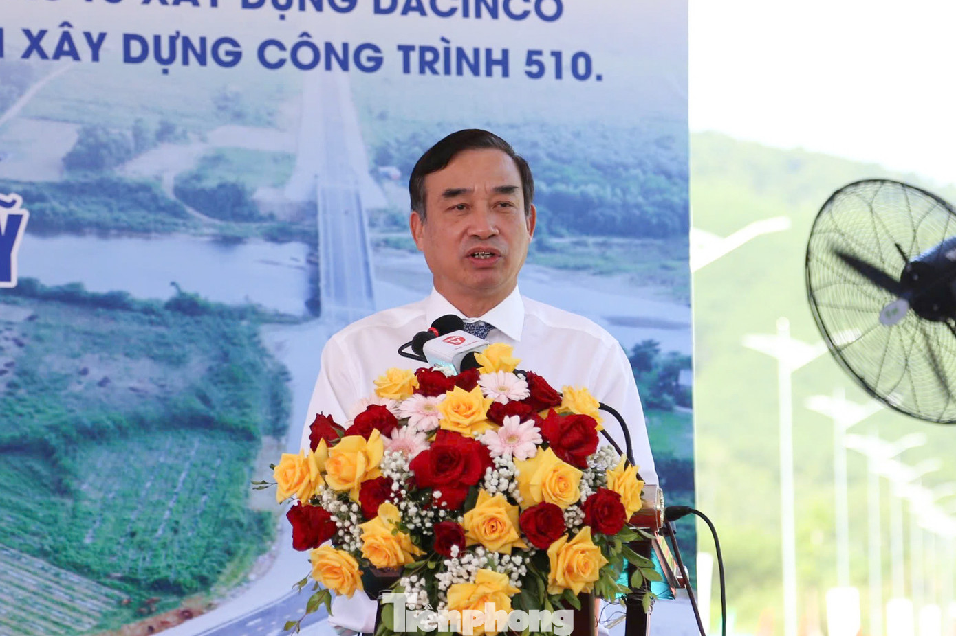 Ông Lê Trung Chinh, Chủ tịch UBND TP. Đà Nẵng, cho hay, tuyến đường giao thông kết nối đường ĐT601 với thôn Lộc Mỹ được khởi công từ cuối năm 2022, dù gặp nhiều khó khăn khi thi công (khu vực khá xa trung tâm, điều kiện vận chuyển, cung cấp nguyên vật liệu, công địa thi công, đường công vụ tương đối khó khăn, đặc biệt là vào mùa mưa) nhưng vẫn hoàn thành vượt tiến độ.