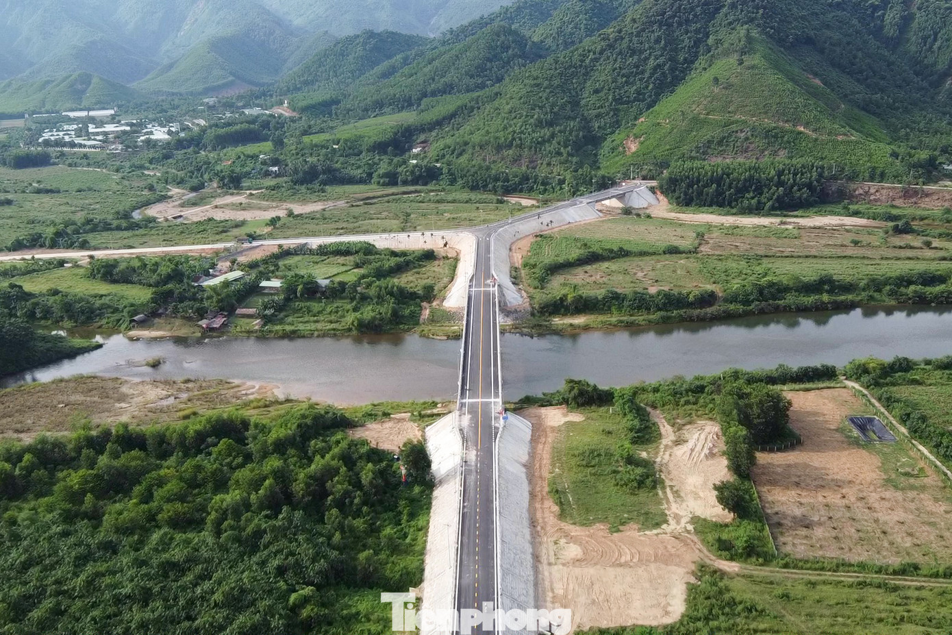 Tuyến đường bao gồm đường nhánh chính, đường nhánh kết nối vào thôn Lộc Mỹ, cầu qua sông Cu Đê và cầu qua suối Bàu Bàng. Trong đó, đường nhánh chính có chiều dài hơn 872m, điểm đầu nối với đường ĐT.601 tại Km13+250, điểm cuối nối vào tuyến Bắc Thủy Tú – Phò Nam tại Km14+950. Mặt đường rộng 7m, lề đường mỗi bên rộng 1m.