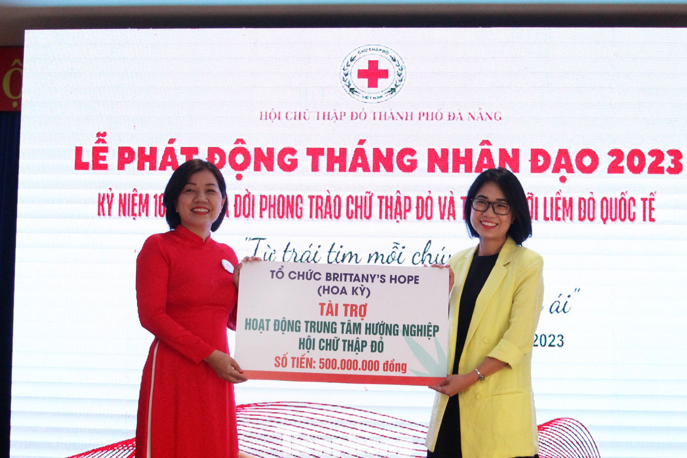 Tại Lễ phát động, Hội Chữ thập đỏ TP Đà Nẵng đã tiếp nhận gần 1,5 tỷ đồng ủng hộ Tháng Nhân đạo từ các tổ chức, doanh nghiệp, đơn vị... Tại Lễ phát động, Hội Chữ thập đỏ TP Đà Nẵng đã tiếp nhận gần 1,5 tỷ đồng ủng hộ Tháng Nhân đạo từ các tổ chức, doanh nghiệp, đơn vị...