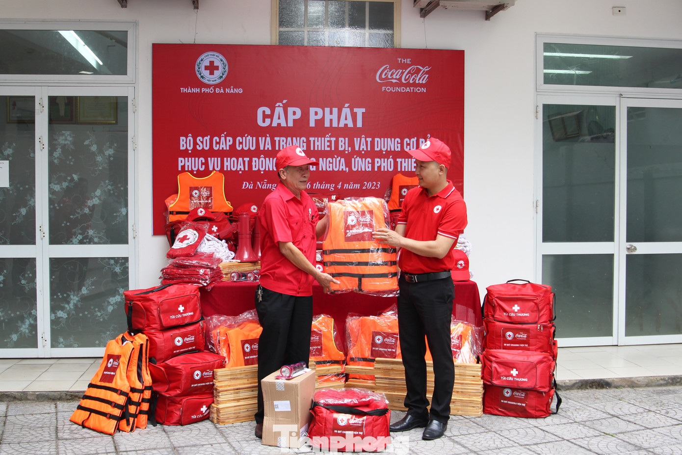 Hội Chữ thập đỏ TP Đà Nẵng cũng cấp phát các bộ dụng cụ sơ cấp cứu, cứu hộ và ứng phó cho các đội tình nguyện viên Hội Chữ thập đỏ TP Đà Nẵng cũng cấp phát các bộ dụng cụ sơ cấp cứu, cứu hộ và ứng phó cho các đội tình nguyện viên