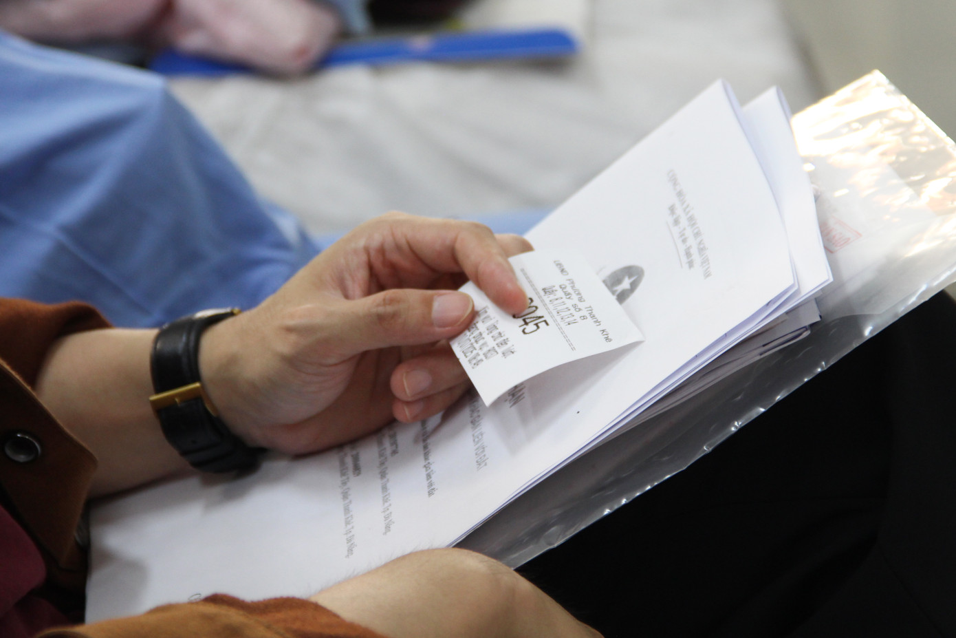 Khu vực các quầy công chứng, chứng thực luôn đông người. Người dân được đoàn viên thanh niên hỗ trợ để lấy số, chờ đợi và chuẩn bị hồ sơ, giấy tờ để làm thủ tục. Vì sợ chờ đợi lâu nên ông Ngô Sang - người dân phường Thanh Khê đến Trung tâm phục vụ hành chính công từ sớm để chứng nhận sơ yếu lý lịch. Được sự hỗ trợ của các tình nguyện viên, ông nhanh chóng lấy số và chờ đến lượt giải quyết hồ sơ.