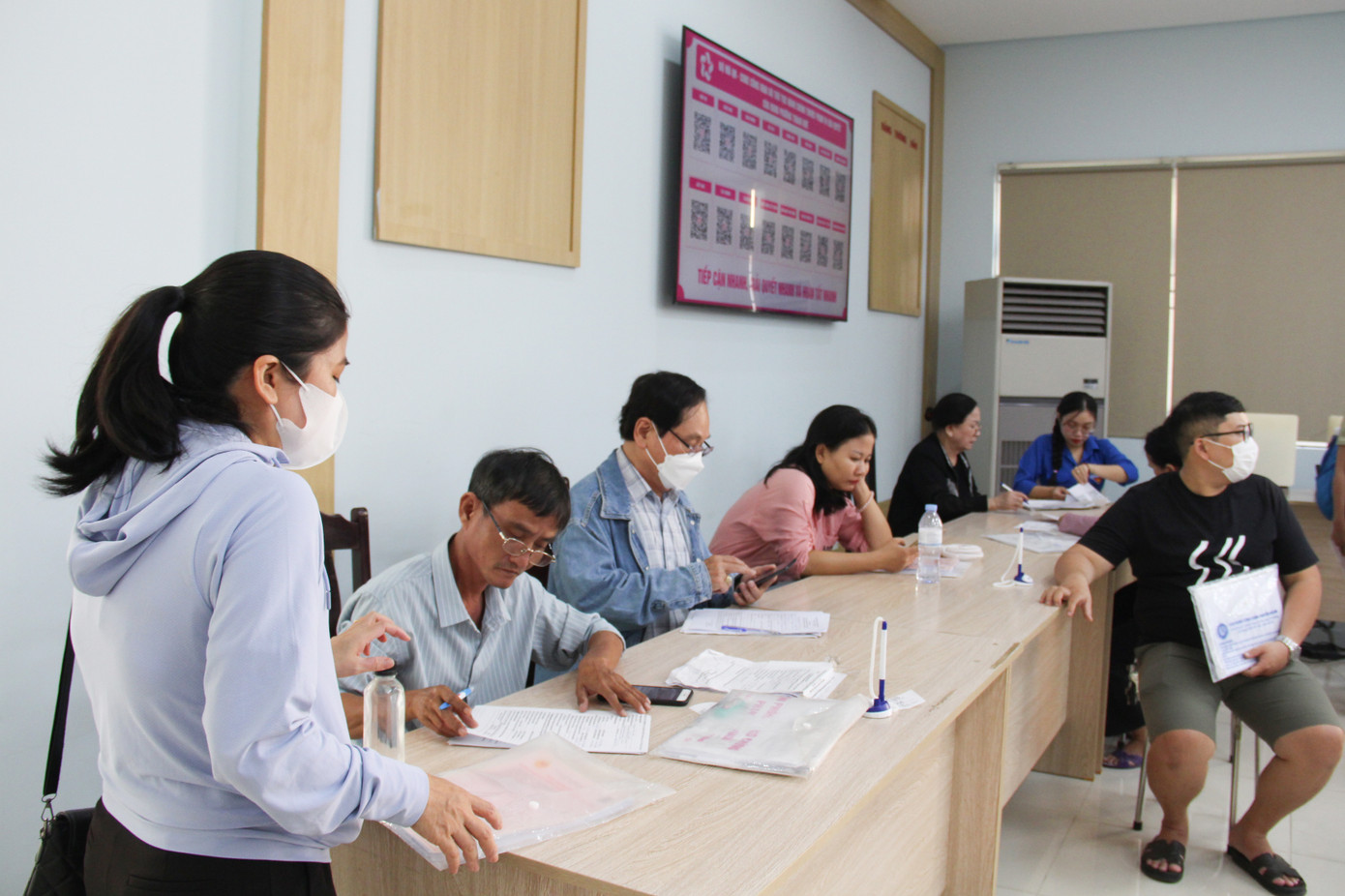 "Tôi chỉ mất khoảng 10 phút để làm việc ở quầy thủ tục, được cán bộ hướng dẫn và nhận sơ yếu lý lịch đã được đóng dấu. Cứ ngỡ ở phường đông thì làm thủ tục phải chờ lâu nhưng không ngờ lại nhanh đến vậy", ông Sang nói.