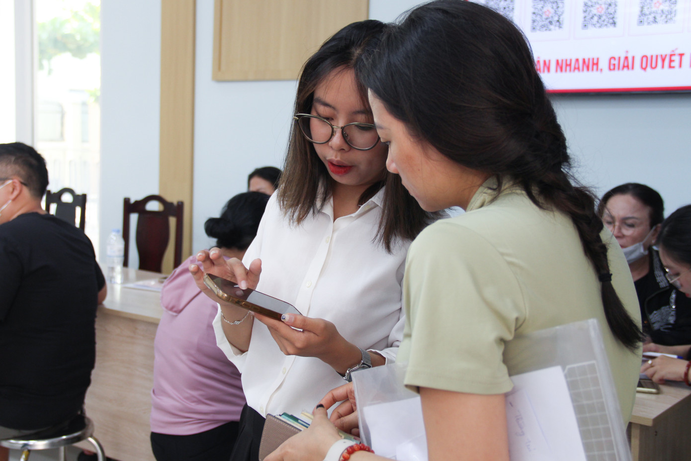 Được biết, để đảm bảo không xảy ra tình trạng ùn ứ, Trung tâm phục vụ hành chính công phường Thanh Khê bố trí một cán bộ thường trực giải đáp các thắc mắc của người dân về thủ tục giấy tờ. Bên cạnh đó, đội hình tình nguyện với khoảng 10 đoàn viên thanh niên luôn túc trực để hỗ trợ ở tất cả các khâu.