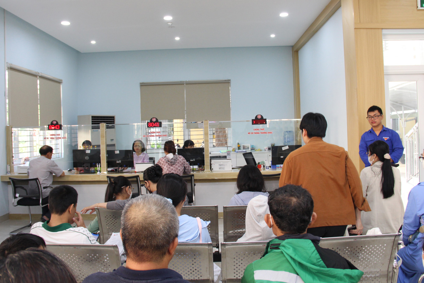 "Có những thời điểm Trung tâm cũng xảy ra tình trạng quá tải về không gian, phải bố trí thêm ghế để phục vụ người dân ngồi chờ. Tuy nhiên, chúng tôi cũng lường trước tình huống này và có sự chuẩn bị kỹ càng để đảm bảo việc giải quyết hồ sơ cho người dân thuận lợi và nhanh chóng nhất", ông Cương nói.