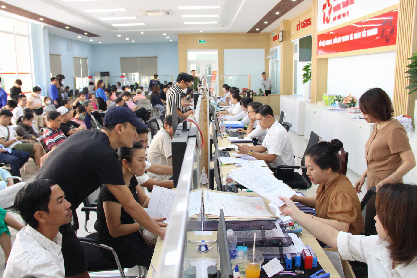 Bên cạnh đó, với nguyên tắc "phi địa giới hành chính", một bộ phận người dân phường An Khê nhưng sống gần Trung tâm phục vụ hành chính công phường Thanh Khê cũng lựa chọn nơi đây để làm các thủ tục hành chính.