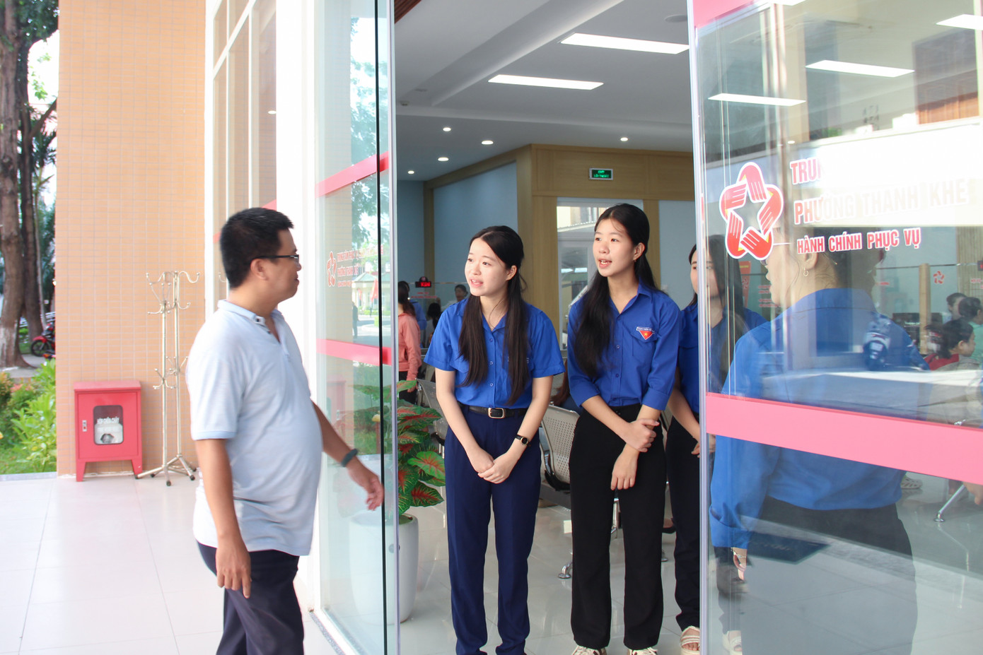 Từ 7h30 sáng, tại Trung tâm phục vụ hành chính công phường Thanh Khê (Đà Nẵng), rất đông người dân có mặt để làm các thủ tục hành chính. Lực lượng đoàn viên thanh niên có mặt từ rất sớm để chuẩn bị, hỗ trợ đón tiếp người dân. Ảnh: Giang Thanh