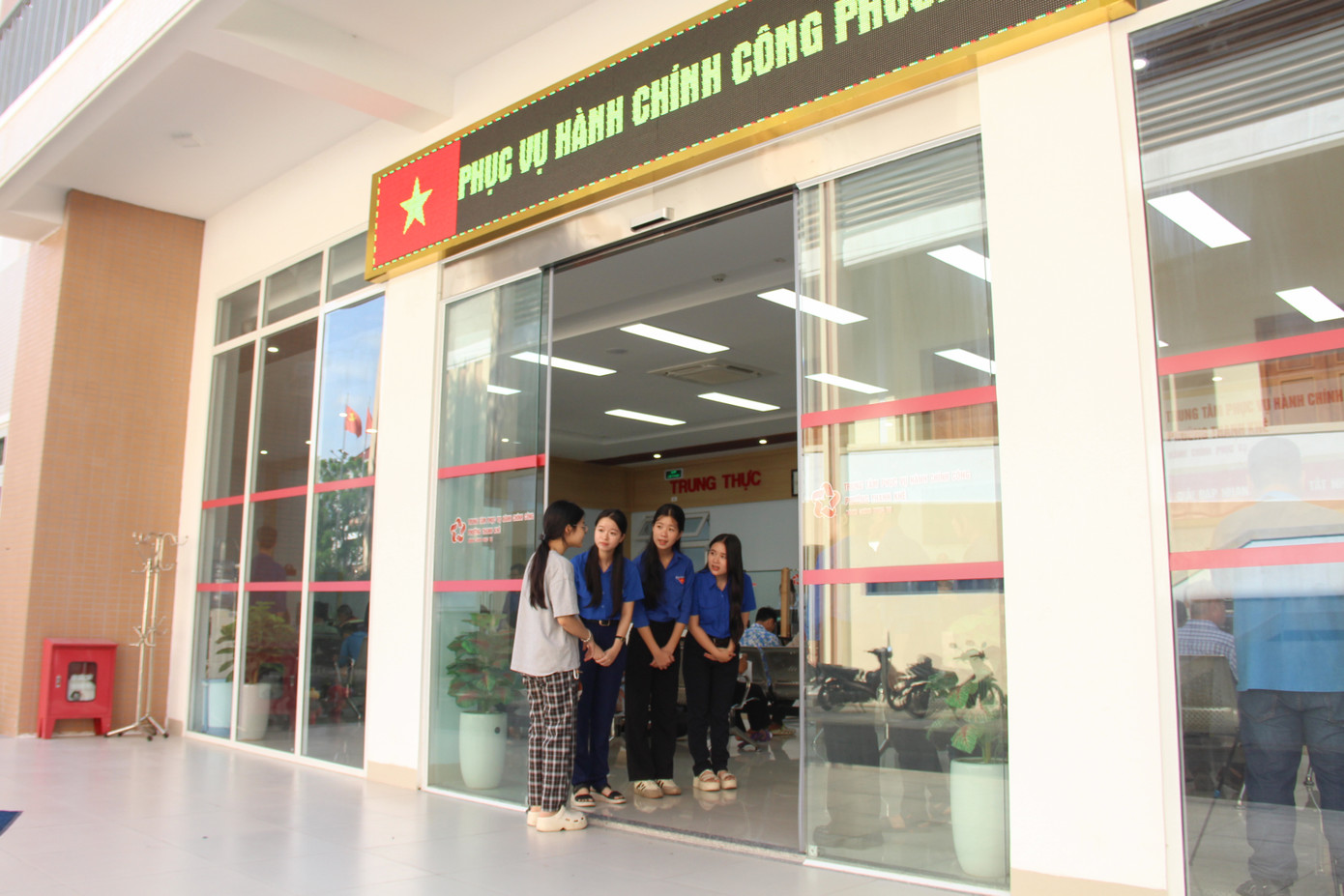 Từ 7h30 sáng, tại Trung tâm phục vụ hành chính công phường Thanh Khê (Đà Nẵng), rất đông người dân có mặt để làm các thủ tục hành chính. Lực lượng đoàn viên thanh niên có mặt từ rất sớm để chuẩn bị, hỗ trợ đón tiếp người dân. Ảnh: Giang Thanh