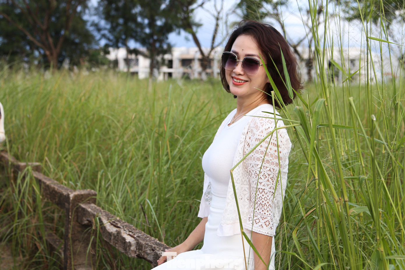 Càng về chiều, bãi lau càng đông đúc. Theo thông tin dự báo thời tiết, Đà Nẵng sẽ đón đợt mưa tương đối lớn vào đầu tuần nên tranh thủ cuối tuần nắng đẹp, nhiều người đã đổ về các bãi lau để chụp ảnh.