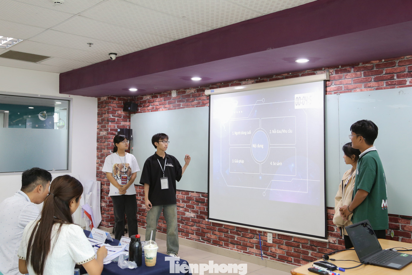 Nhóm Mèo đi hia đến từ trường THPT Hòa Vang (Đà Nẵng) mang đến sản phẩm Cyberparary, tự động phát hiện nội dung bắt nạt hoặc xuyên tạc trên Internet