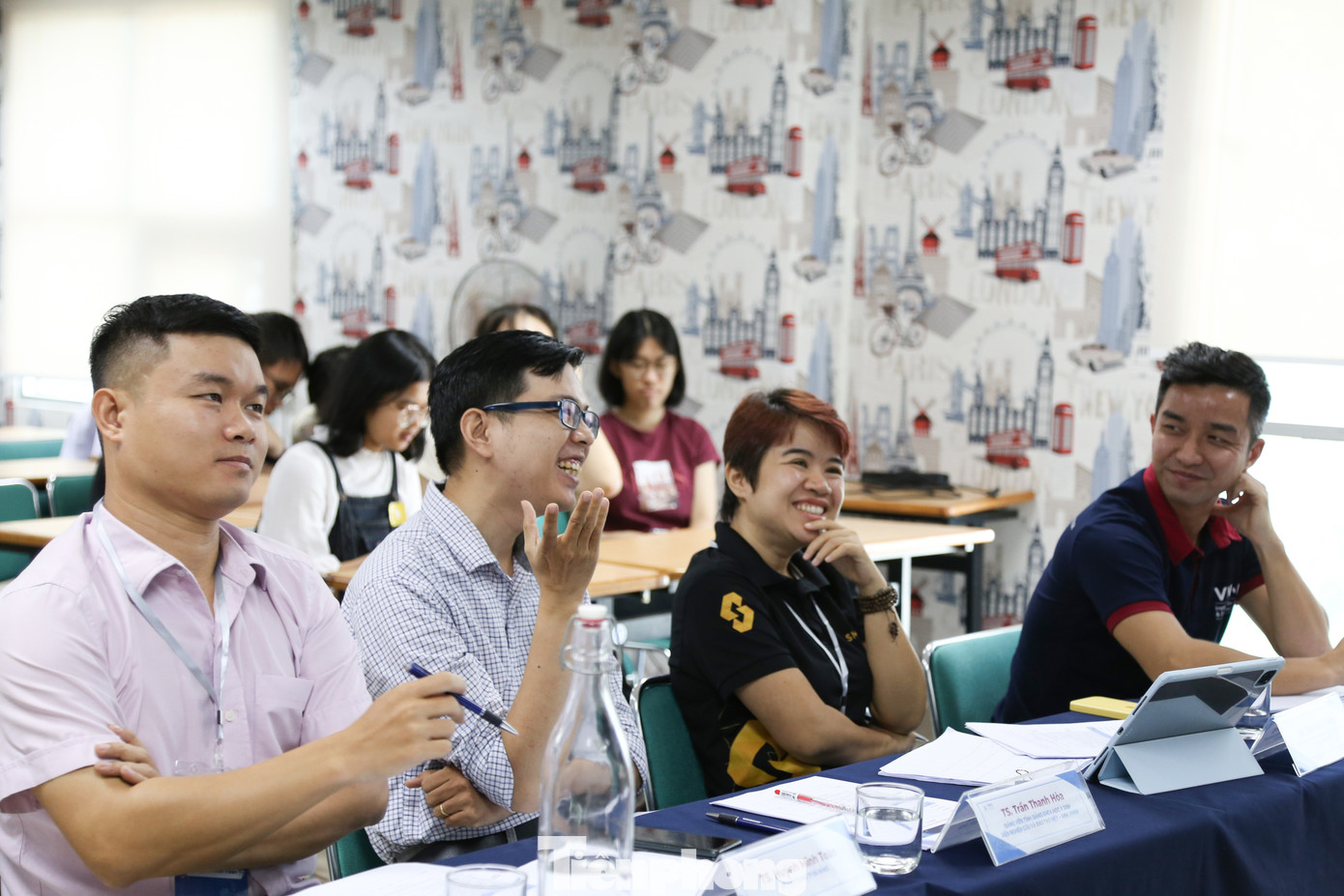 Các đội thi nhận được sự đồng hành của 40 chuyên gia trong các lĩnh vực để hoàn thiện sản phẩm từ ý tưởng.