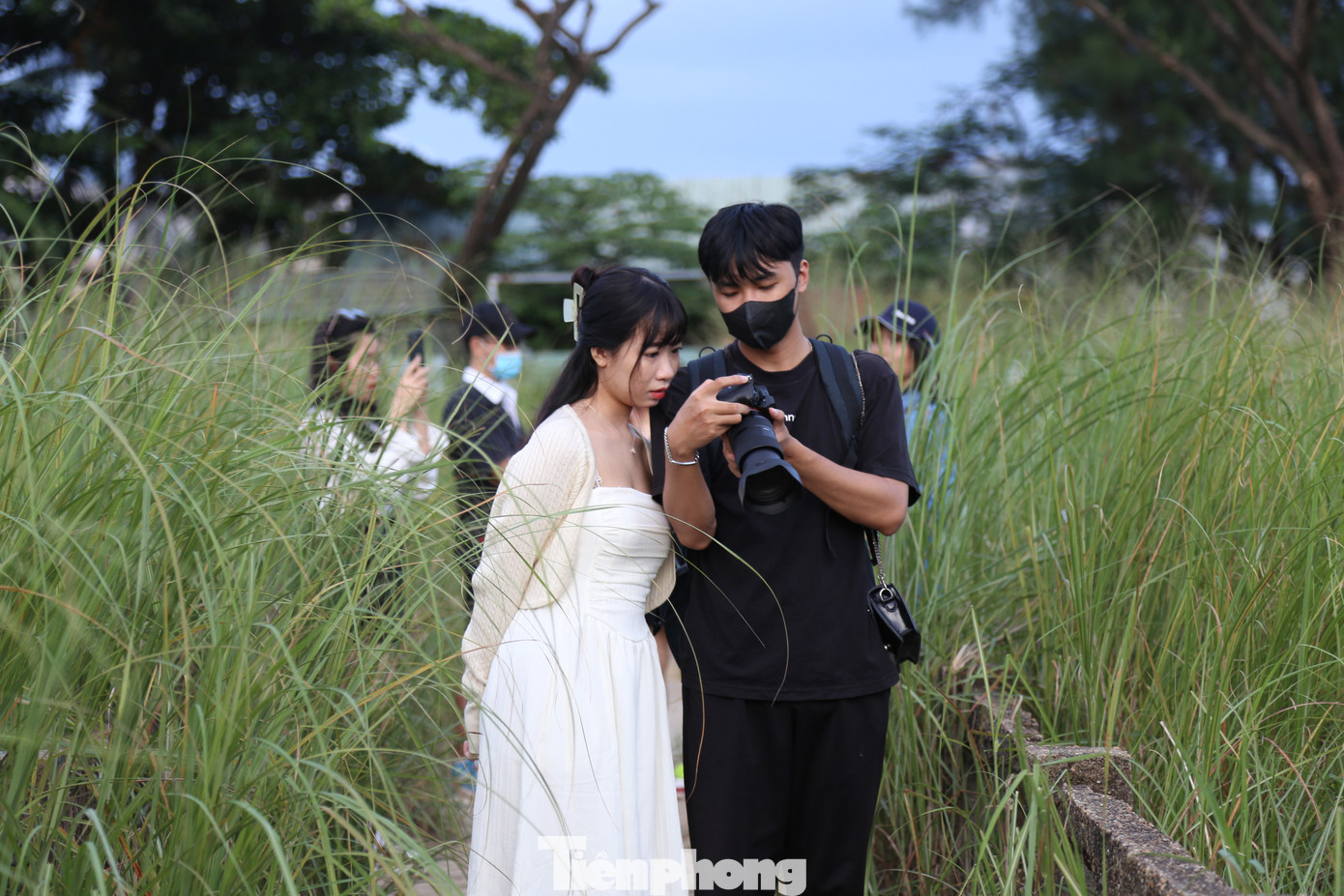 Nhiều bạn trẻ còn đầu tư trang phục theo concept, thuê dịch vụ để có những hình ảnh lung linh nhất bên cánh đồng lau trắng.