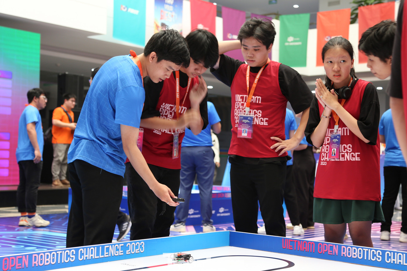 Sau vòng bảng, 2 đội thi xuất sắc nhất của mỗi bảng đấu được lựa chọn tham gia vòng chung kết. 8 đội thi sẽ lần lượt thi đấu lấy thành tích để xếp hạng.