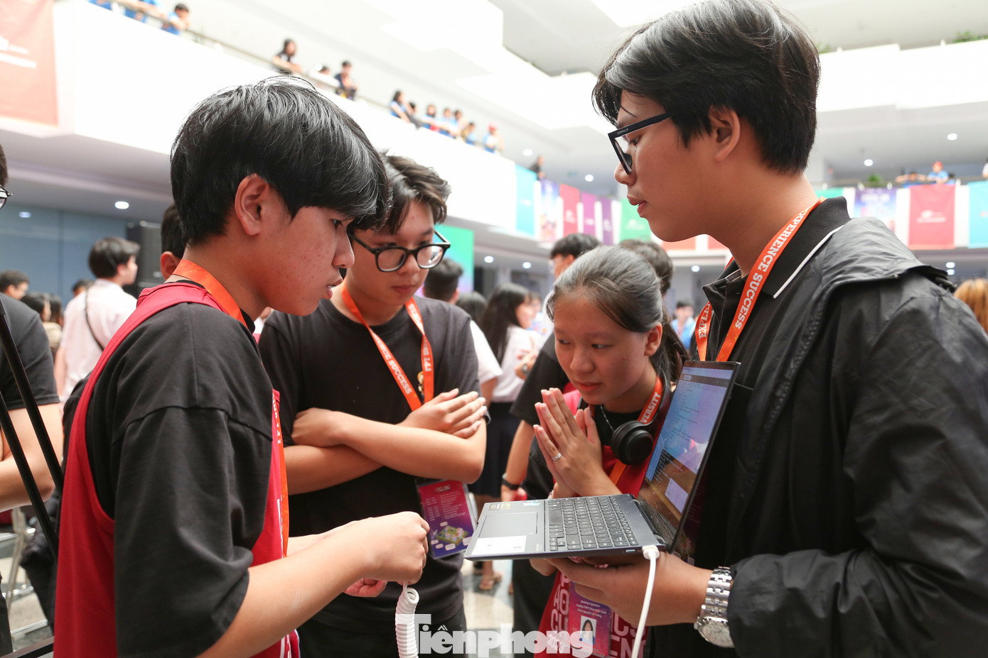 “Cuộc thi tạo cho chúng em sân chơi lý thú, bổ ích. Em mong muốn ở trường học có nhiều hơn nữa những sân chơi khoa học kỹ thuật, sân chơi robot như thế này để chúng em có cơ hội được học hỏi, cọ xát và nâng cao kỹ năng, kiến thức”, Tường nói.