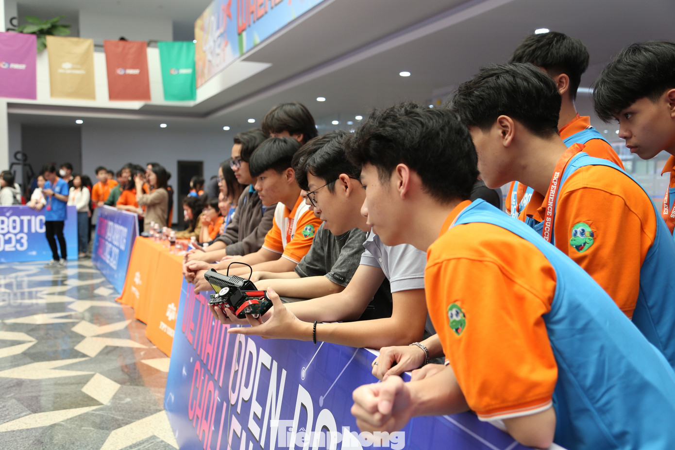 Ngoài ra, BTC cũng trao giải nhất cho đội thi THPT Chuyên Lương Văn Chánh (Phú Yên) và giải nhì cho đội thi THPT Chuyên Lê Quý Đôn (Đà Nẵng).