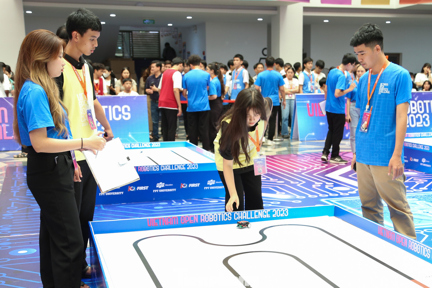 Năm nay, cuộc thi thu hút hơn 206 đội thi với hơn 1.500 thí sinh đến từ các trường THPT tại 46 tỉnh, thành trên cả nước đăng ký tham gia. Các đội thi được trải qua vòng tập huấn, đào tạo để có thể tạo ra những sản phẩm robot phù hợp với yêu cầu. Tại Đà Nẵng, BTC đã lựa chọn 16 đội thi xuất sắc nhất của khu vực miền Trung – Tây Nguyên tranh tài. Mỗi đội thi có tối thiểu 3 thành viên và tối đa 15 thành viên.