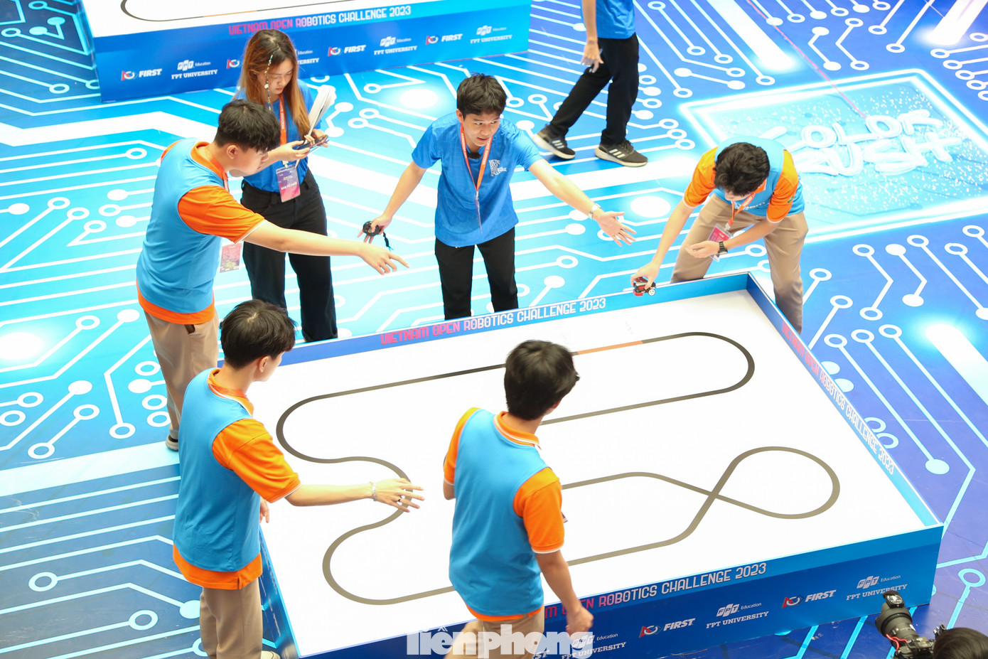 Vietnam Open Robotics Challenge 2023 là chương trình đào tạo, thực hành và thi đấu về robotics miễn phí dành cho đối tượng là học sinh THPT trên cả nước. Chương trình được tổ chức bởi Trường Đại học FPT với mong muốn tạo sân chơi để các bạn trẻ tiếp xúc với các nền tảng thiết kế - phát triển ý tưởng về robotics, đồng thời, nâng cao kỹ năng, năng lực của bản thân trong hành trình theo đuổi sự nghiệp tương lai.