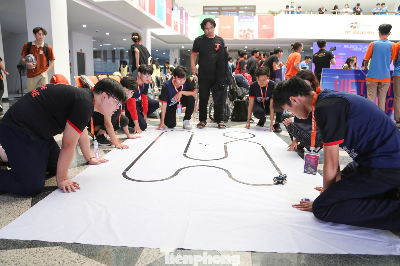 Theo em Phan Nguyễn Cát Tường (thành viên đội thi), khó khăn nhất trong quá trình sáng chế là quá trình lập trình và áp dụng thuật toán robot hoàn thành đường đua trong thời gian ngắn nhất.