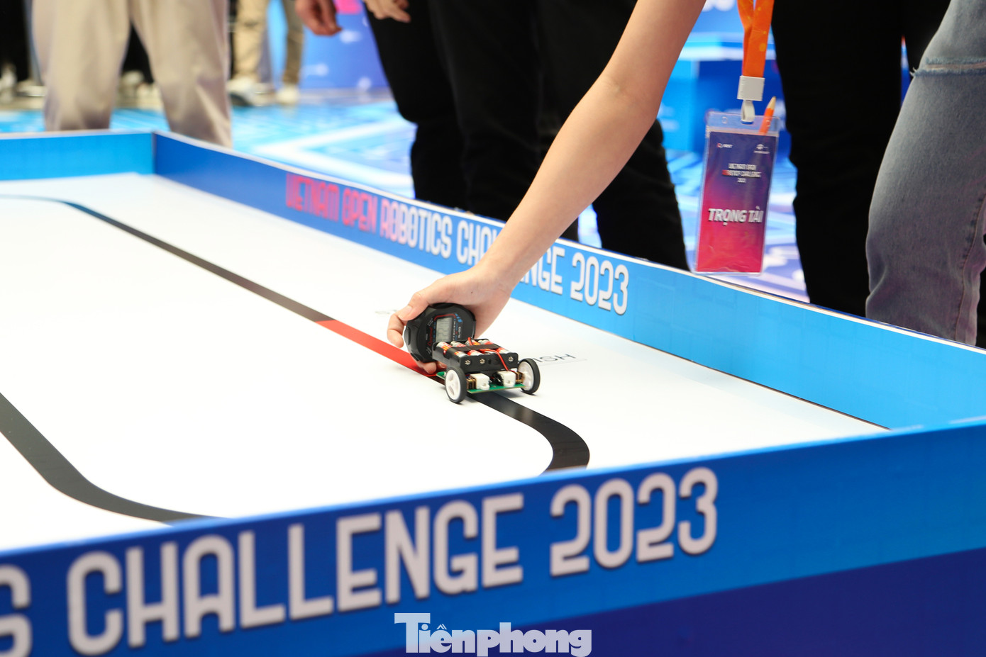 Với 10 thành viên, đội thi Quantum Questors đến từ trường THPT Phan Châu Trinh mất gần 2 tuần để hoàn thiện robot tham gia cuộc thi. Các thành viên đều học sinh lớp 10 và lớp 11, các bạn tự tìm hiểu, mày mò kiến thức để sáng chế robot.