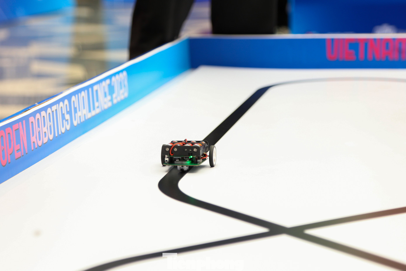 Các đội lần lượt thi đấu 2 lần, lấy thời gian ngắn nhất trong 2 lượt làm thành tích cuối cùng. Trong thời gian quy định, nếu robot của đội thi không thể hoàn thành một vòng hoàn chỉnh thì kết quả của đội được tính là 2 phút 30 giây. Các robot vận hành hoàn toàn tự động trong suốt lượt thi.