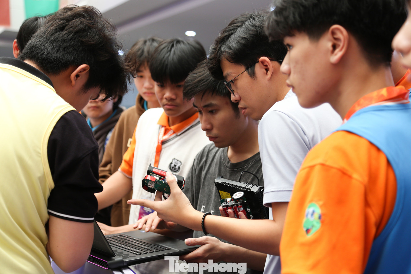 Ngoài ra, BTC cũng trao giải nhất cho đội thi THPT Chuyên Lương Văn Chánh (Phú Yên) và giải nhì cho đội thi THPT Chuyên Lê Quý Đôn (Đà Nẵng).