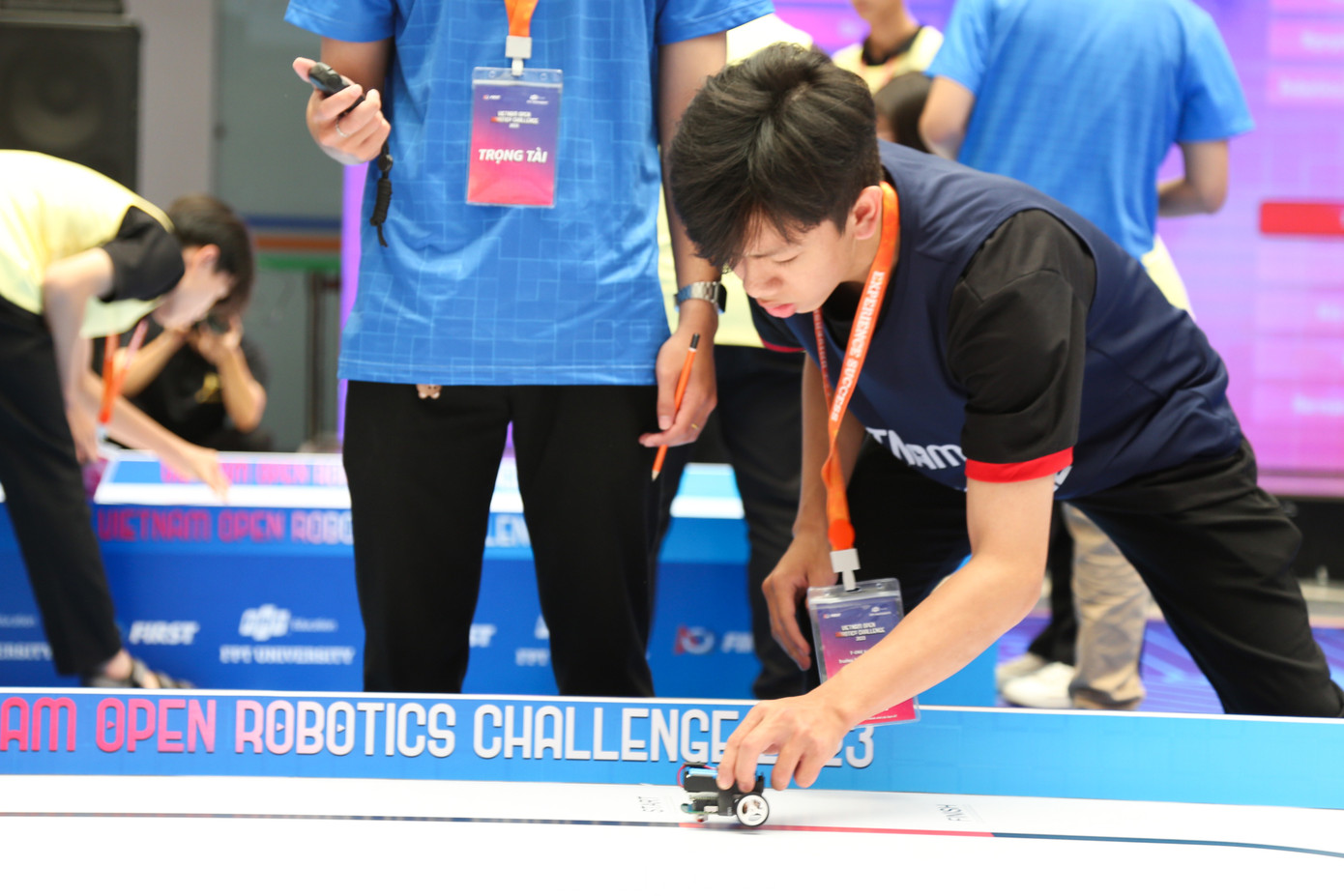 Khi có hiệu lệnh xuất phát từ trọng tài, robot bắt đầu chạy cho đến khi về đích hoặc hết thời gian của lượt thi đấu. Kết quả của lượt thi đấu được tính bằng thời gian robot hoàn thành vòng đầu tiên của sa hình. Mỗi vòng hoàn chỉnh được tính từ khi robot xuất phát, đi qua các vạch màu và quay trở lại khu vực xuất phát.