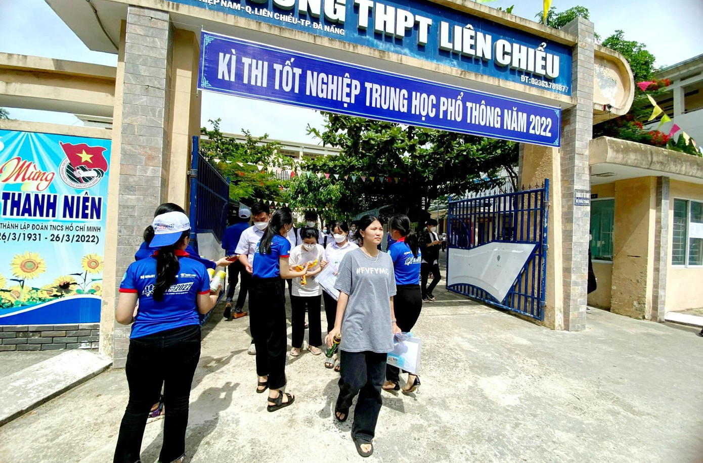 Năm nay, Thành Đoàn - Hội Sinh viên Việt Nam TP Đà Nẵng thành lập 65 đội Tiếp sức mùa thi với hơn 1.500 tình nguyện viên tại 28 điểm thi nhằm hỗ trợ cho 12.687 sĩ tử tham gia kì thi lần này. Năm nay, Thành Đoàn - Hội Sinh viên Việt Nam TP Đà Nẵng thành lập 65 đội Tiếp sức mùa thi với hơn 1.500 tình nguyện viên tại 28 điểm thi nhằm hỗ trợ cho 12.687 sĩ tử tham gia kì thi lần này.