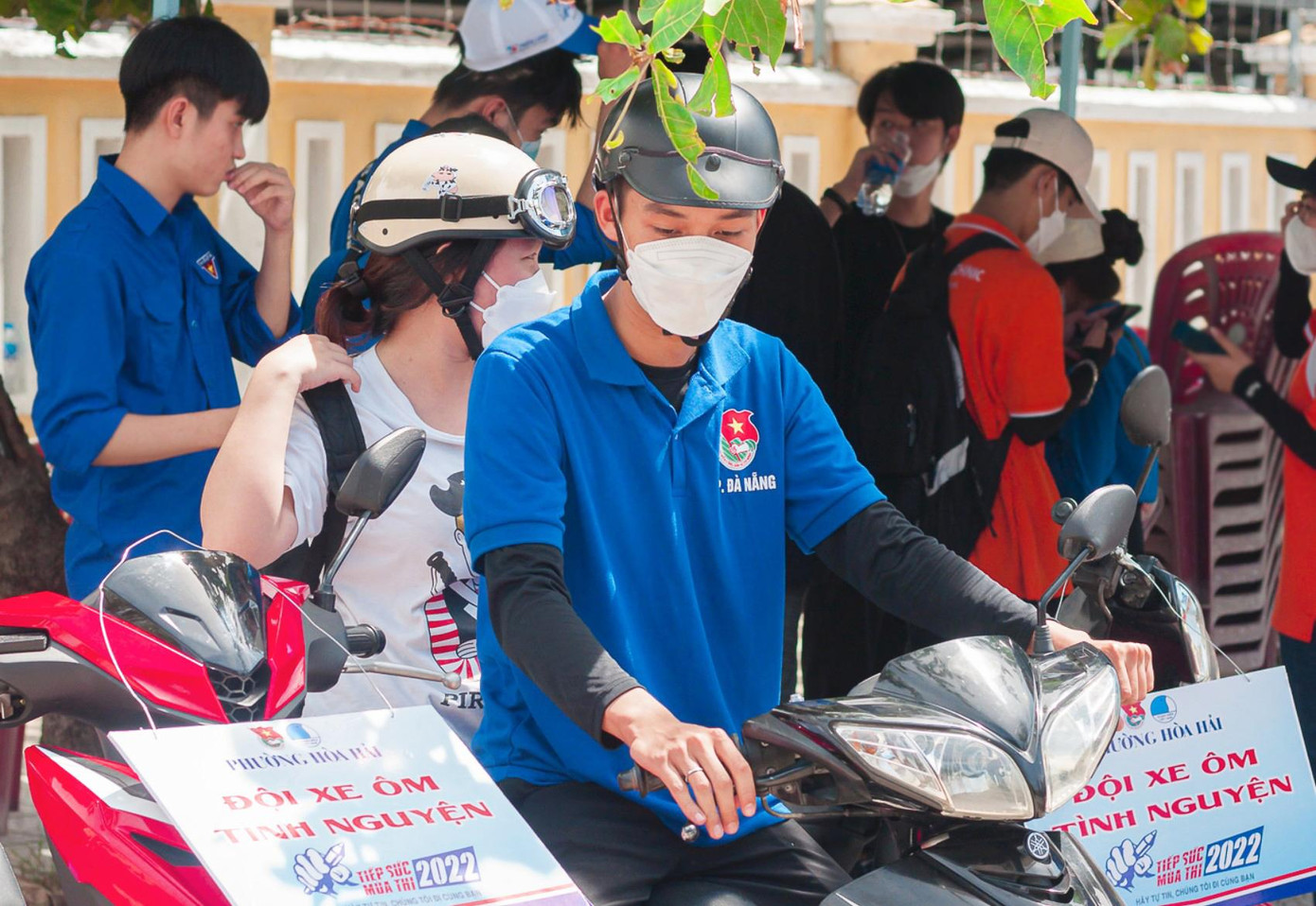 Theo anh Nguyễn Nhớ Hoài, Bí thư Đoàn phường Hòa Hải, đội Xe ôm tình nguyện có 10 đoàn viên thanh niên tham gia, trong sáng nay đã hỗ trợ 12 lượt thí sinh đến và đi tại điểm thi THPT Ngũ Hành Sơn. Theo anh Nguyễn Nhớ Hoài, Bí thư Đoàn phường Hòa Hải, đội Xe ôm tình nguyện có 10 đoàn viên thanh niên tham gia, trong sáng nay đã hỗ trợ 12 lượt thí sinh đến và đi tại điểm thi THPT Ngũ Hành Sơn.