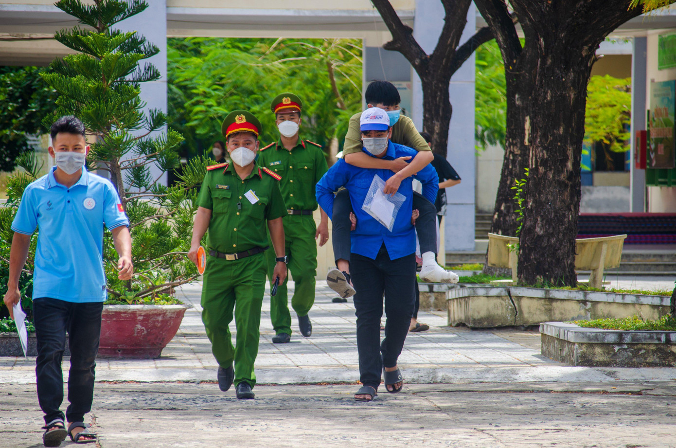 Theo anh Võ Duy Rin, Bí thư Quận Đoàn Thanh Khê, trên địa bàn có 2 thí sinh bị gãy chân, gặp khó khăn trong việc di chuyển đến điểm thi, các tình nguyện viên đã cõng các bạn lên phòng, xuống phòng thi trong ngày làm quy chế và cả 2 ngày thi. Trong ảnh, thí sinh Nguyễn Huy Hoàng (Hội đồng thi THPT Thanh Khê) được các tình nguyện viên cõng ra khỏi phòng thi sau khi hoàn thành bài thi Ngữ Văn. Theo anh Võ Duy Rin, Bí thư Quận Đoàn Thanh Khê, trên địa bàn có 2 thí sinh bị gãy chân, gặp khó khăn trong việc di chuyển đến điểm thi, các tình nguyện viên đã cõng các bạn lên phòng, xuống phòng thi trong ngày làm quy chế và cả 2 ngày thi. Trong ảnh, thí sinh Nguyễn Huy Hoàng (Hội đồng thi THPT Thanh Khê) được các tình nguyện viên cõng ra khỏi phòng thi sau khi hoàn thành bài thi Ngữ Văn.