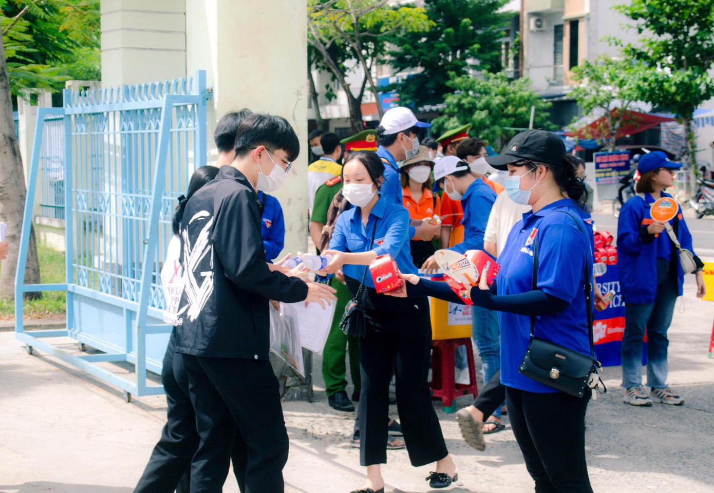 Theo anh Nguyễn Mạnh Dũng, Bí thư Thành Đoàn Đà Nẵng, chương trình Tiếp sức mùa thi năm 2022 được chia thành 2 đợt. Trước kỳ thi, chương trình đã triển khai các kênh thông tin tiếp nhận nhu cầu hỗ trợ của thí sinh, tư vấn trực tuyến về thông tin kỳ thi, kết nối tình nguyện viên và thí sinh, nhất là thí sinh có hoàn cảnh đặc biệt. Theo anh Nguyễn Mạnh Dũng, Bí thư Thành Đoàn Đà Nẵng, chương trình Tiếp sức mùa thi năm 2022 được chia thành 2 đợt. Trước kỳ thi, chương trình đã triển khai các kênh thông tin tiếp nhận nhu cầu hỗ trợ của thí sinh, tư vấn trực tuyến về thông tin kỳ thi, kết nối tình nguyện viên và thí sinh, nhất là thí sinh có hoàn cảnh đặc biệt.