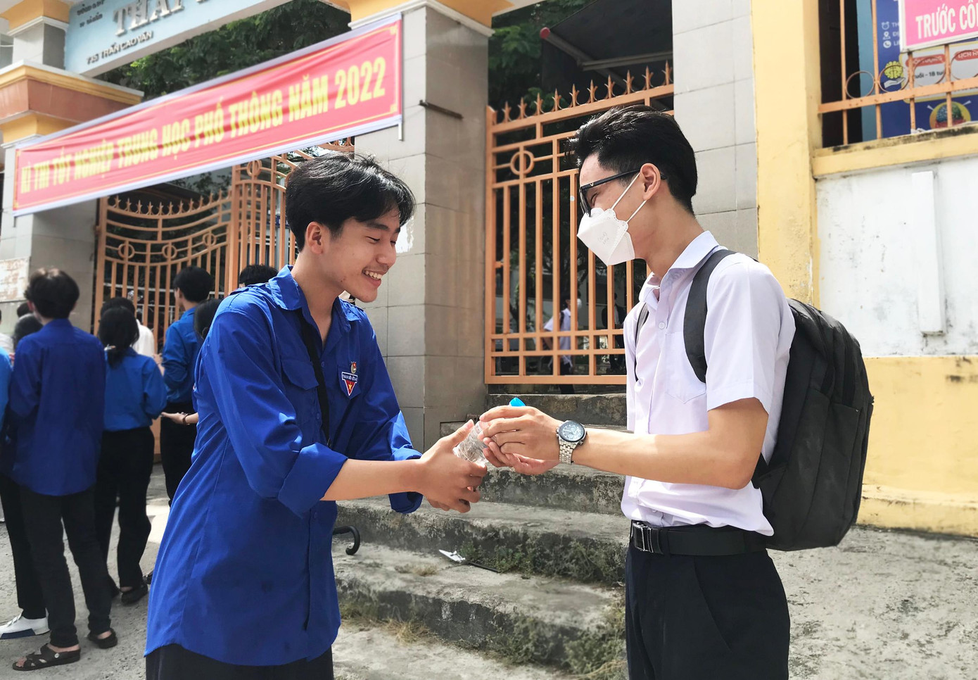 Trong đợt Tiếp sức mùa thi lần này, Thành Đoàn – Hội Sinh viên TP hỗ trợ hơn 1.500 thùng sản phẩm nước uống, bánh, kẹo; 8.000 cây bút chì, 5.000 quạt cầm tay cho các thí sinh, người nhà thí sinh và tình nguyện viên. Trong đợt Tiếp sức mùa thi lần này, Thành Đoàn – Hội Sinh viên TP hỗ trợ hơn 1.500 thùng sản phẩm nước uống, bánh, kẹo; 8.000 cây bút chì, 5.000 quạt cầm tay cho các thí sinh, người nhà thí sinh và tình nguyện viên.