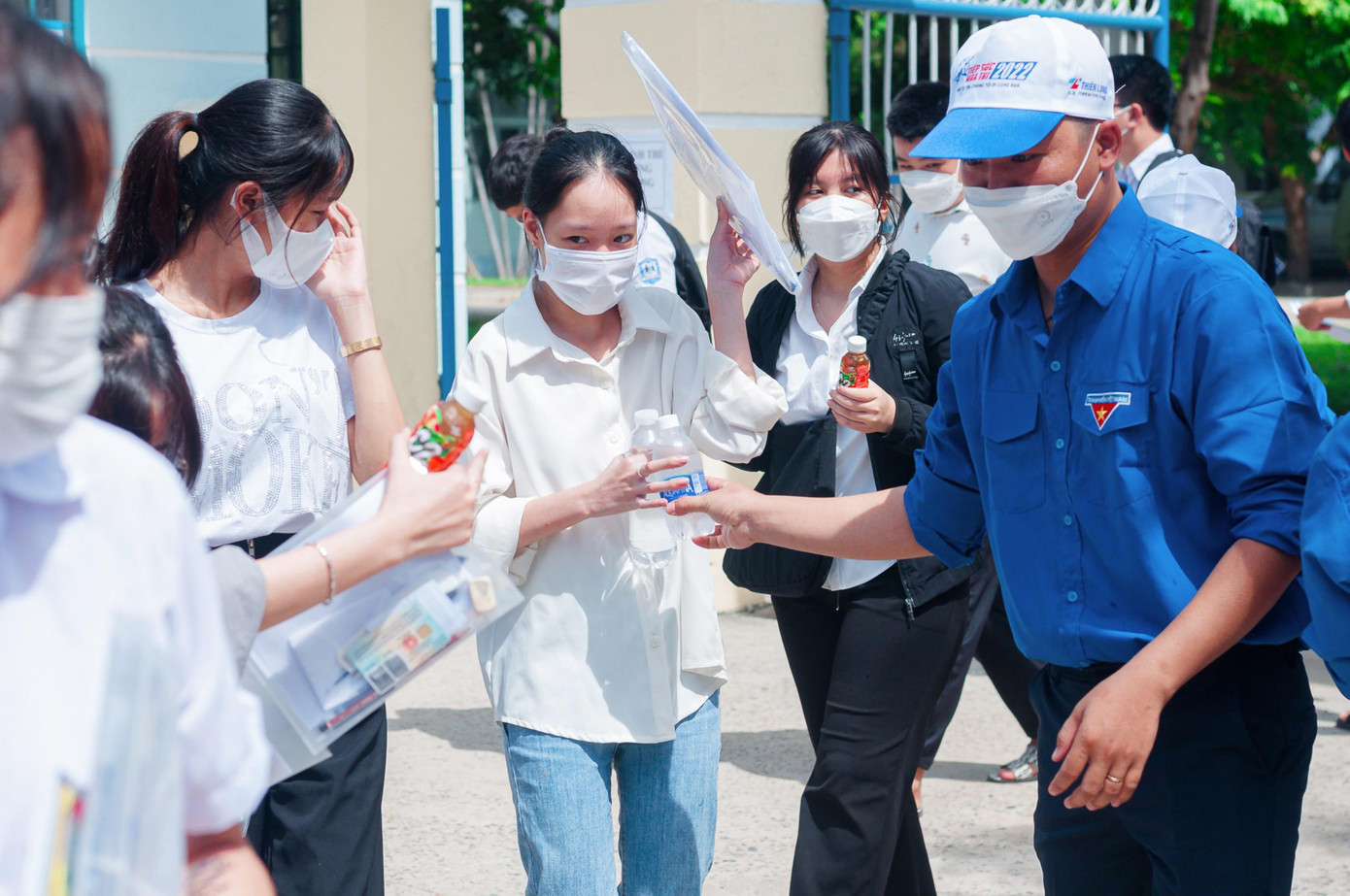 Những chai nước mát được các tình nguyện viên phát cho các sĩ tử sau khi hoàn thành bài thi. Những chai nước mát được các tình nguyện viên phát cho các sĩ tử sau khi hoàn thành bài thi.