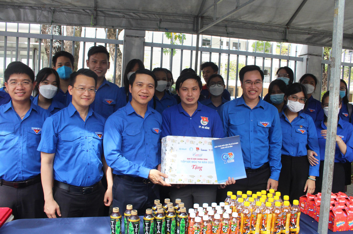 Bí thư T.Ư Đoàn Nguyễn Ngọc Lương đã biểu dương tinh thần xung kích, tình nguyện của lực lượng đoàn viên thanh niên tại điểm thi, đồng thời, nhắc nhở các tình nguyện viên hỗ trợ tối đa cho thí sinh và người nhà, đặc biệt trong thời tiết nắng nóng. Dịp này, đoàn công tác cũng tặng quà động viên cho đội tình nguyện Tiếp sức mùa thi tại đây. Bí thư T.Ư Đoàn Nguyễn Ngọc Lương đã biểu dương tinh thần xung kích, tình nguyện của lực lượng đoàn viên thanh niên tại điểm thi, đồng thời, nhắc nhở các tình nguyện viên hỗ trợ tối đa cho thí sinh và người nhà, đặc biệt trong thời tiết nắng nóng. Dịp này, đoàn công tác cũng tặng quà động viên cho đội tình nguyện Tiếp sức mùa thi tại đây.