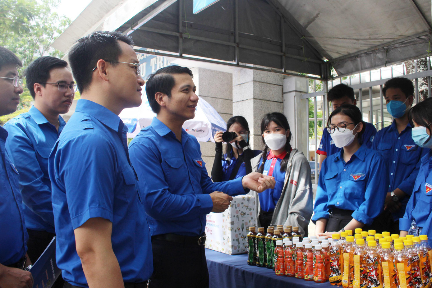 Chiều 7/7, anh Nguyễn Ngọc Lương, Bí thư T.Ư Đoàn thăm và tặng quà động viên đội tình nguyện Tiếp sức mùa thi tại điểm thi Trường THPT Phan Châu Trinh (Đà Nẵng). Ảnh: Giang Thanh Chiều 7/7, anh Nguyễn Ngọc Lương, Bí thư T.Ư Đoàn thăm và tặng quà động viên đội tình nguyện Tiếp sức mùa thi tại điểm thi Trường THPT Phan Châu Trinh (Đà Nẵng). Ảnh: Giang Thanh