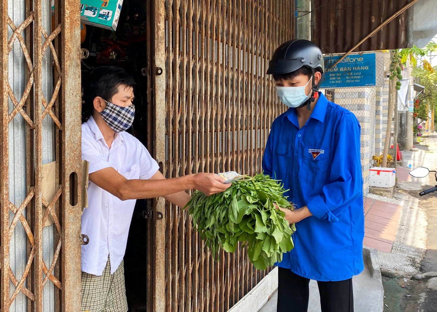 Việc hỗ trợ thu hoạch và tiêu thụ rau vừa giúp nông dân vớt vát được thành quả lao động mấy tháng trời, vừa hỗ trợ các hộ có rau xanh cho bữa cơm gia đình trong những ngày phong tỏa Việc hỗ trợ thu hoạch và tiêu thụ rau vừa giúp nông dân vớt vát được thành quả lao động mấy tháng trời, vừa hỗ trợ các hộ có rau xanh cho bữa cơm gia đình trong những ngày phong tỏa