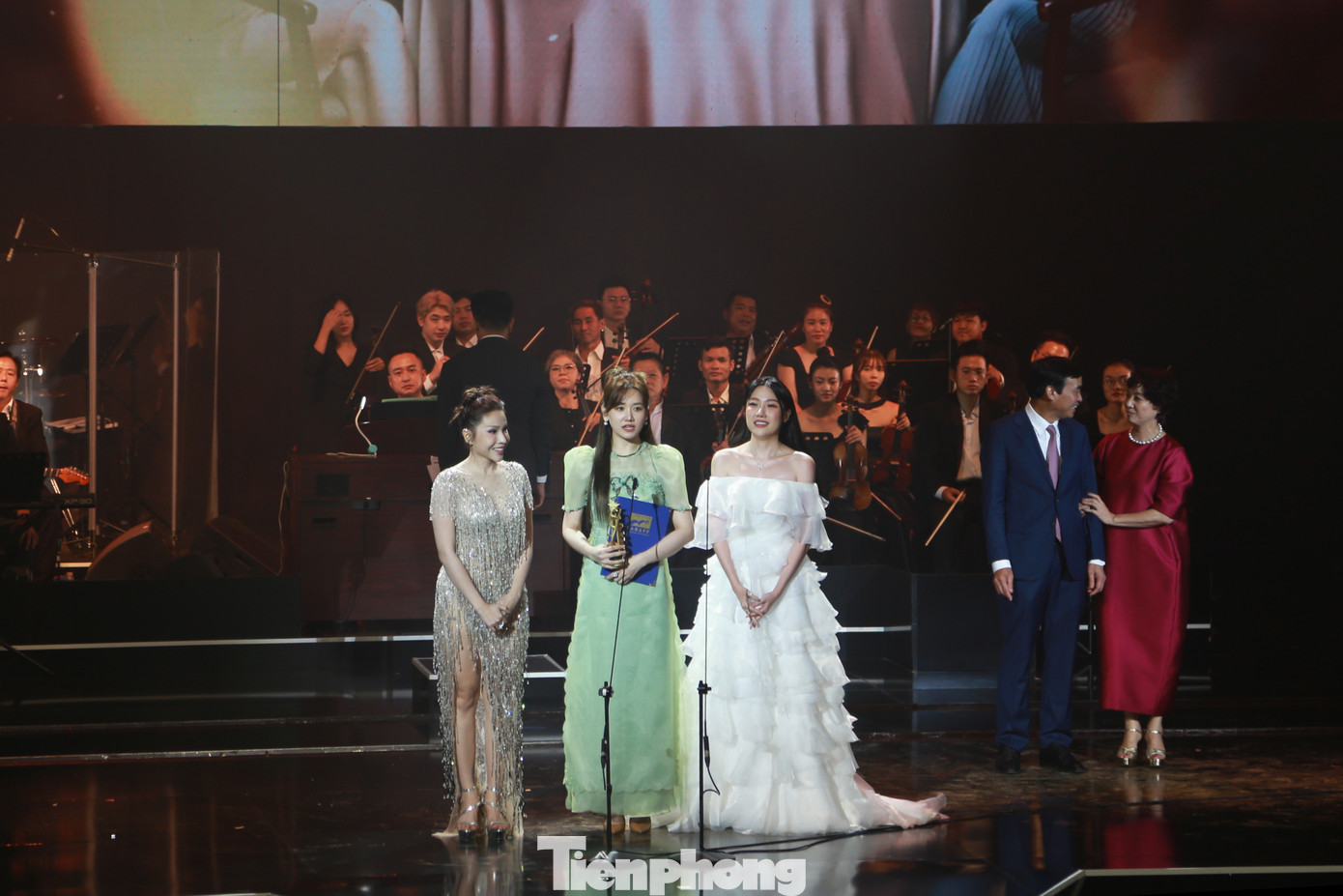 Hari Won đại diện cho chồng - nghệ sĩ Trấn Thành cùng hai diễn viên của bộ phim Nhà bà Nữ là Khả Như và Uyển Ân nhận giải thưởng lớn của Hạng mục Phim Việt Nam.