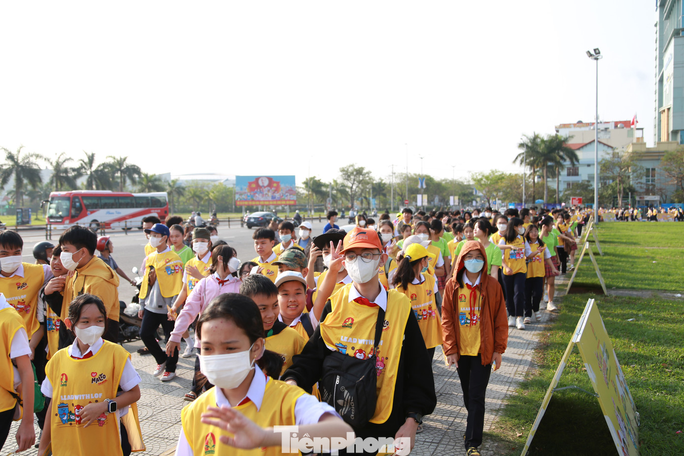 Hàng ngàn học sinh đi bộ gây quỹ tiếp sức bạn đến trường. Ảnh: Giang Thanh