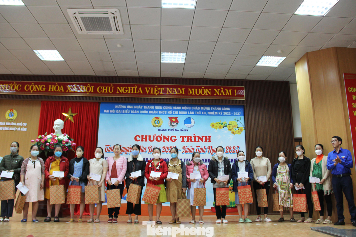 Gần 100 công nhân nữ mất việc của Công ty SSLV được hỗ trợ dịp cận Tết. Ảnh: Giang Thanh