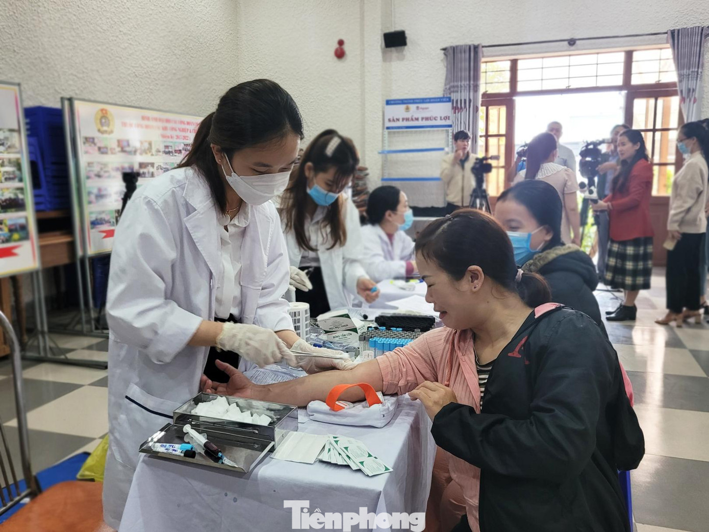 Xét nghiệm máu và men gan miễn phí cho công nhân, người lao động khó khăn