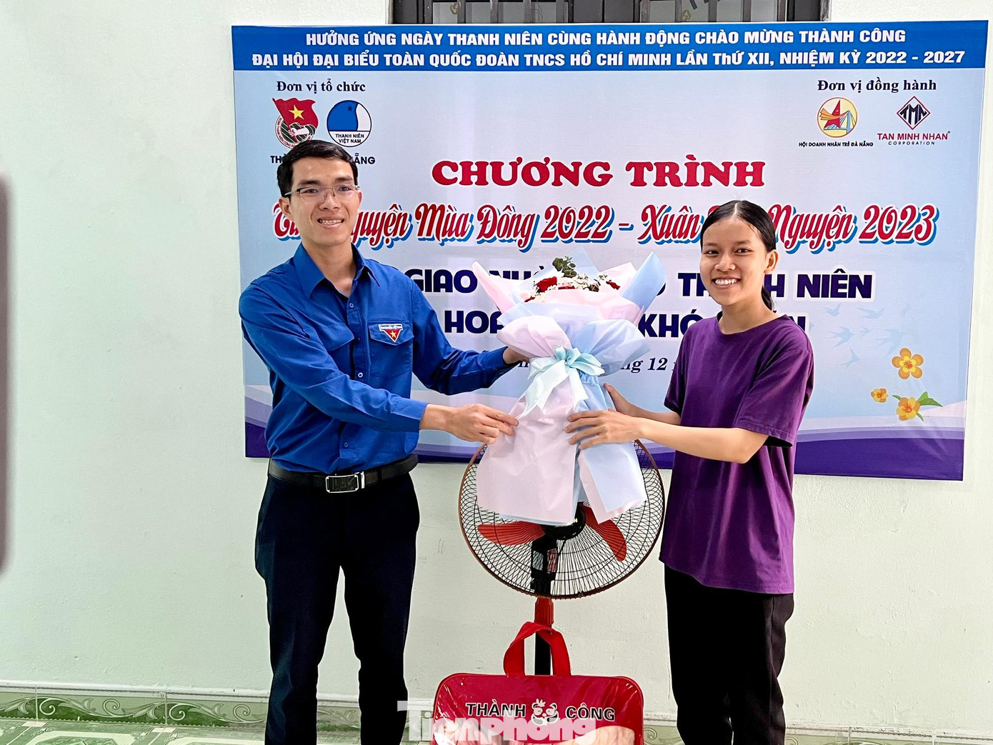 Hội LHTN TP Đà Nẵng bàn giao ngôi nhà vừa được sửa chữa cho em Võ Tiểu Cầm