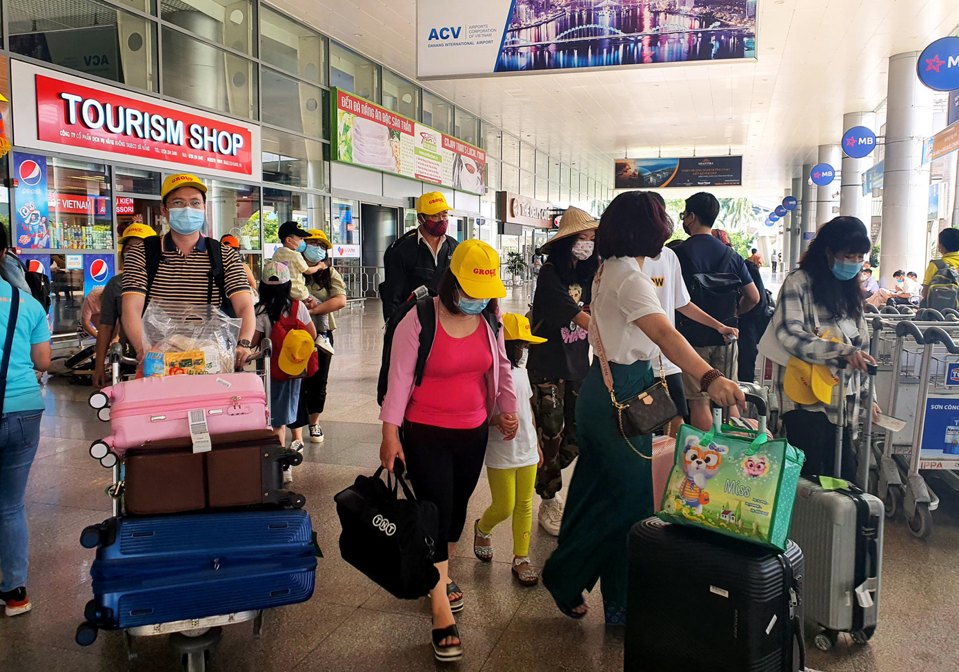 Đa phần du khách đi theo đoàn, đặt trọn gói dịch vụ lữ hành, ăn ở, vui chơi để tận hưởng kì nghỉ lễ. Nhiều người cũng tỏ ra "hụt hẫng" khi các sự kiện, hoạt động vui chơi giải trí dịp này đã bị hủy Đa phần du khách đi theo đoàn, đặt trọn gói dịch vụ lữ hành, ăn ở, vui chơi để tận hưởng kì nghỉ lễ. Nhiều người cũng tỏ ra "hụt hẫng" khi các sự kiện, hoạt động vui chơi giải trí dịp này đã bị hủy