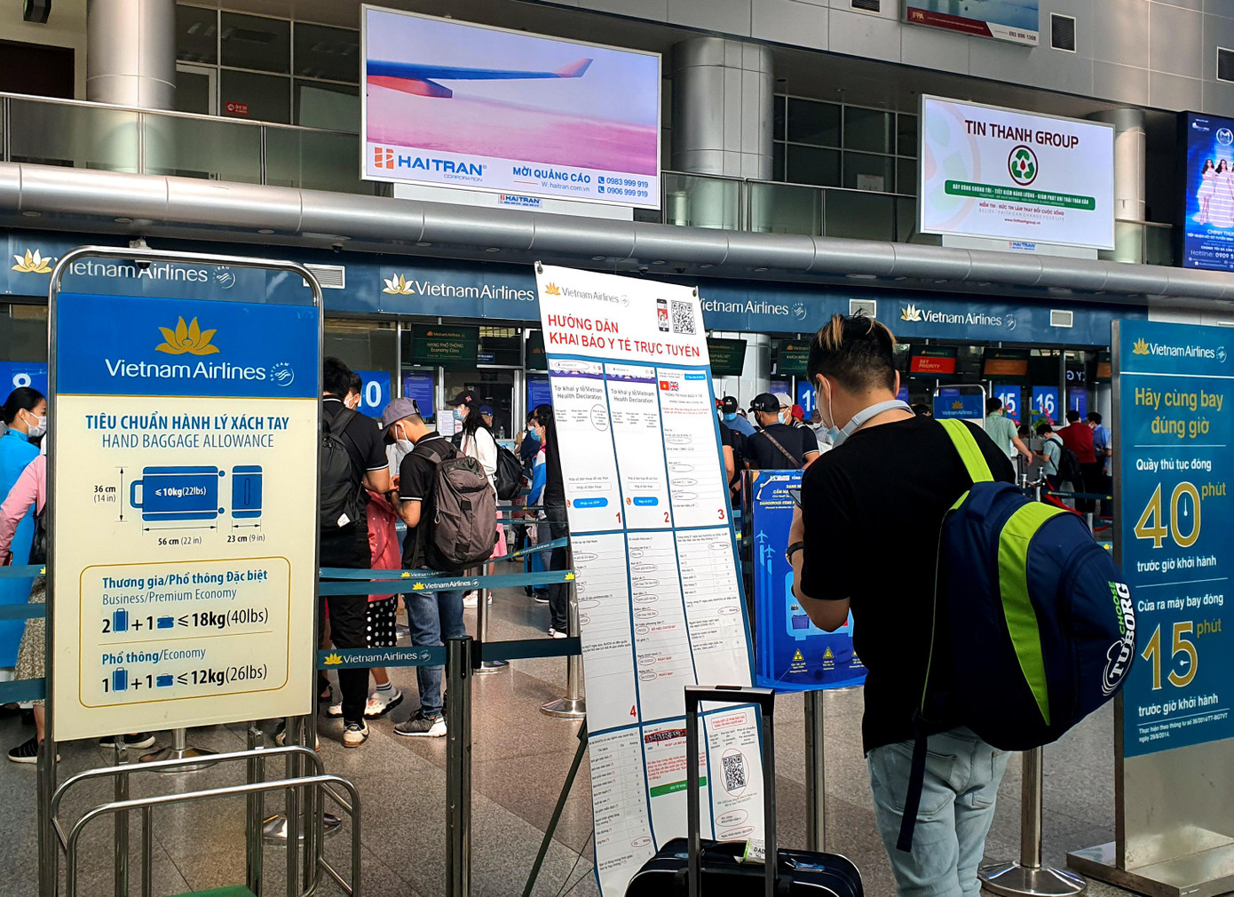 Khu vực ga đi cũng tấp nập hành khách, các nhân viên sân bay liên tục nhắc nhở và hướng dẫn người dân khai báo y tế trước khi vào khu vực phòng chờ Khu vực ga đi cũng tấp nập hành khách, các nhân viên sân bay liên tục nhắc nhở và hướng dẫn người dân khai báo y tế trước khi vào khu vực phòng chờ